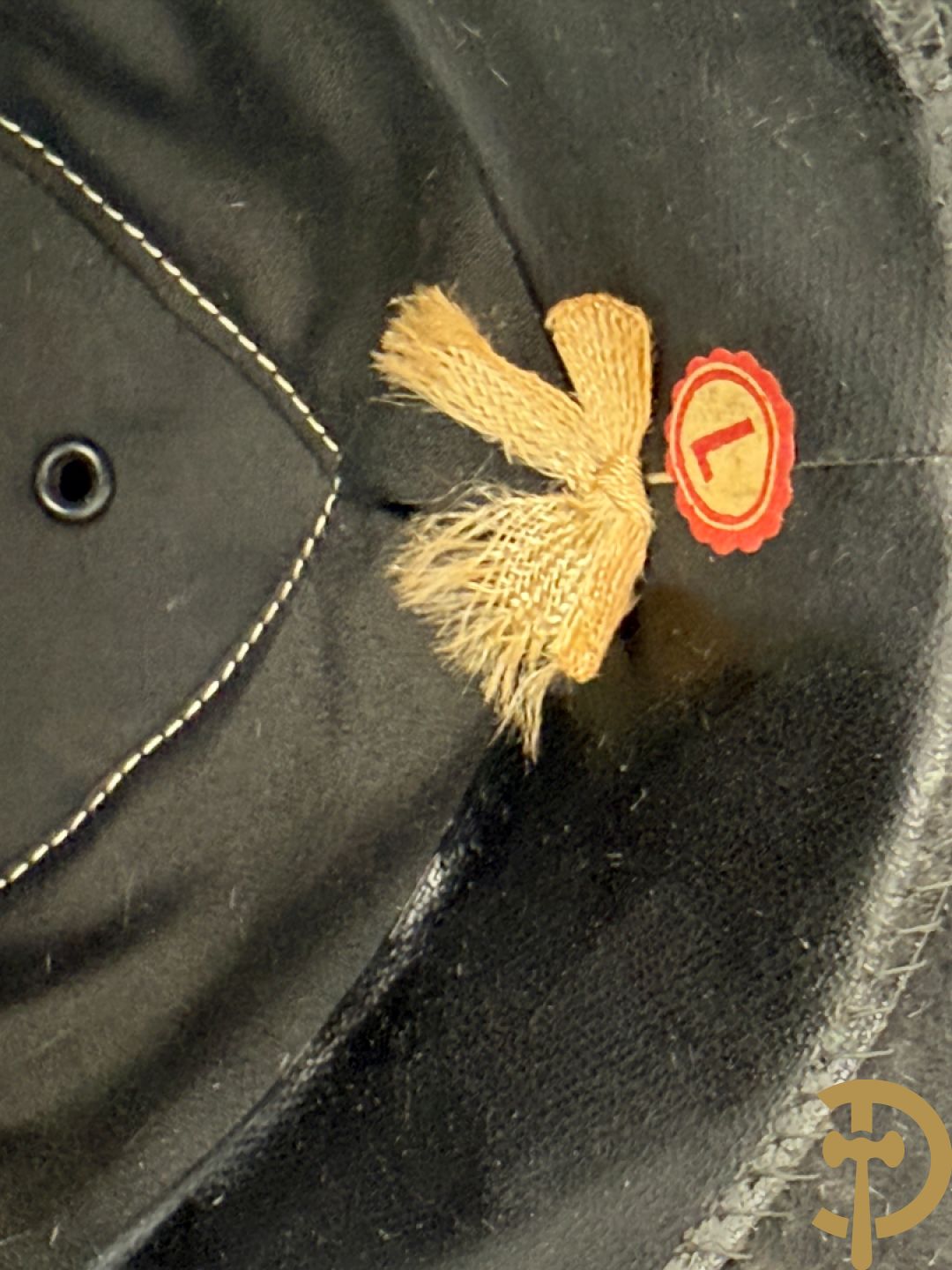 Zwarte steek hoed van de vrijmetselarij met veren bekleed en kruissymbool opzij, gemerkt The Petti Bone Bros. MFG.Co Cincinatti USA en bijhorende kraagband in box, gemerkt Signo Vinces in Hoc