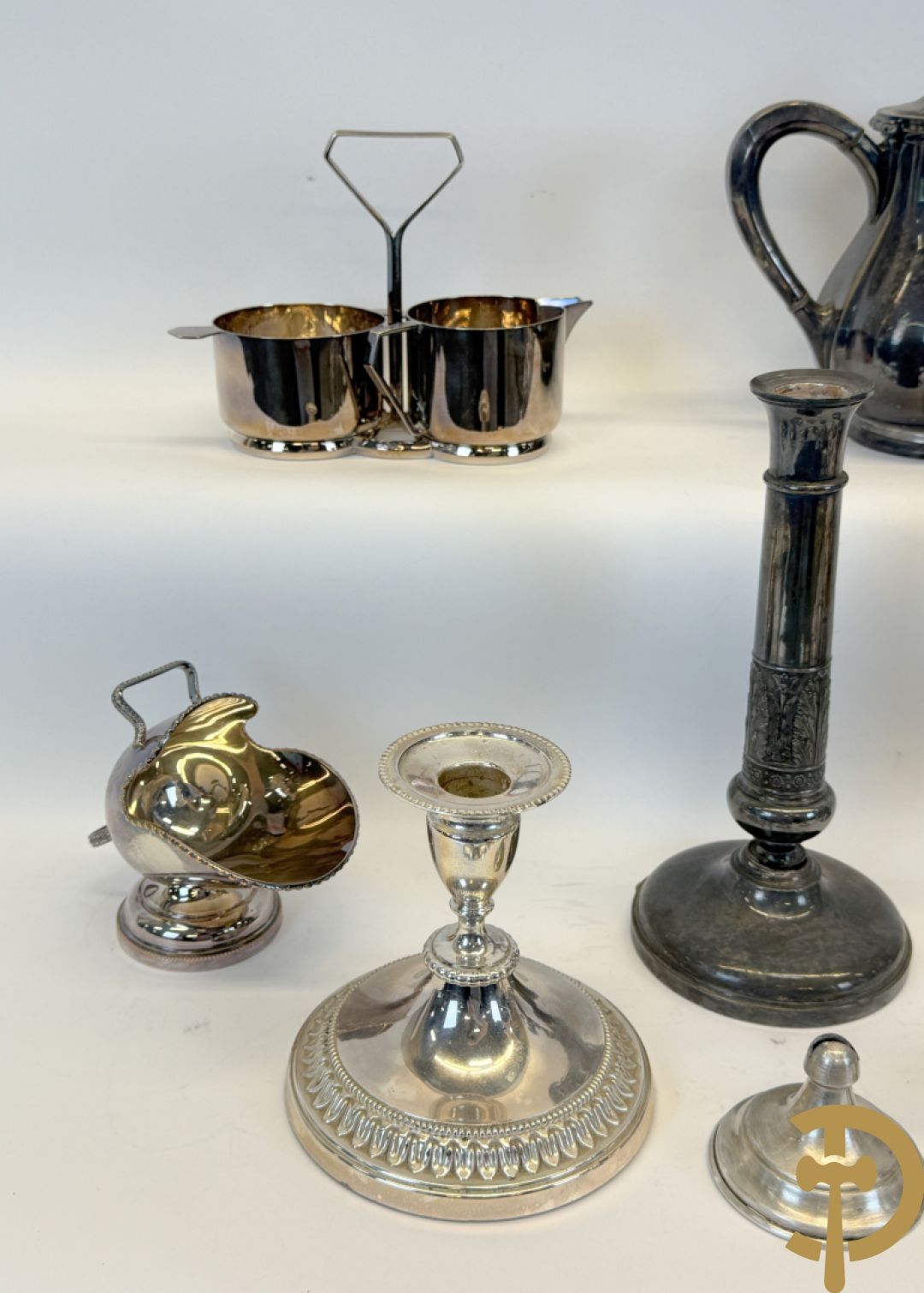 Koffieset Whiskemen (suikerpot met bluts) + Zes verzilverde kandelaars + verzilverde ijscoupes + verzilverde koffiefilters + olie- en azijnstel + verzilverde suikerstrooier e.a.