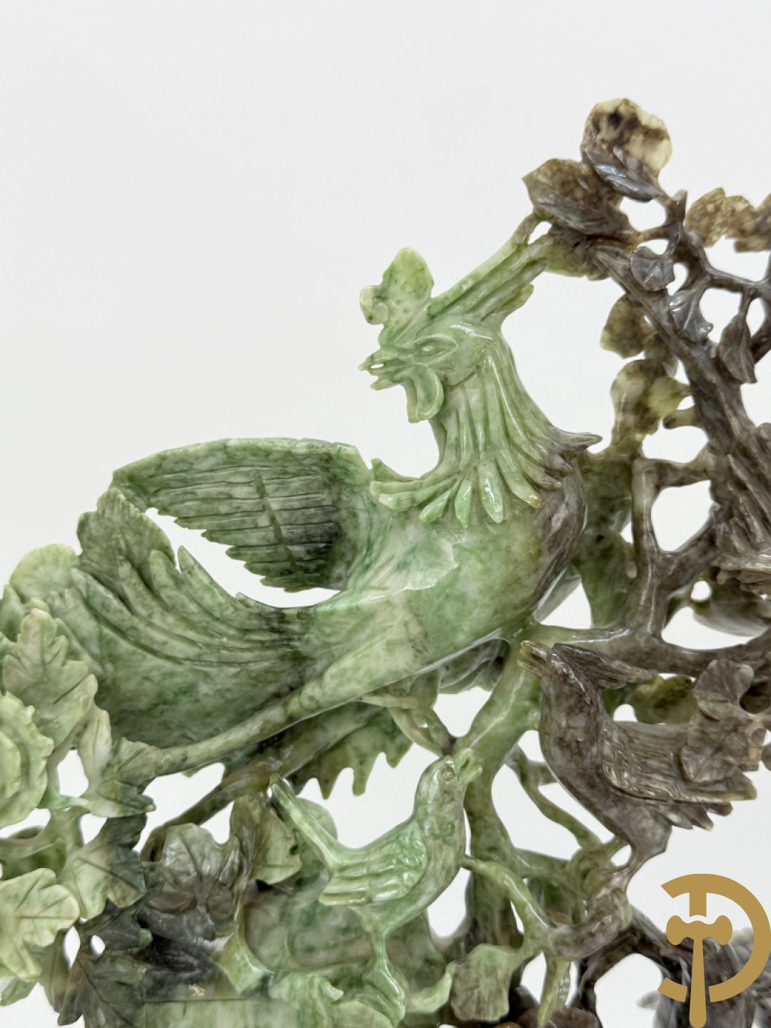 Chinese handgesculpteerde sculptuur in speksteen met amfoor, bloemen en vegelmotieven (tweedelig)
