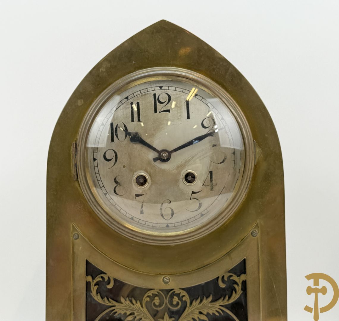 Driedelige koperen Art Nouveau garnituur bestaande uit kapelvormige pendule geflankeerd door paar kandelaars