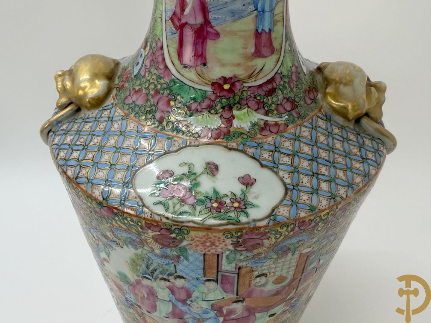 Paar Chinese porseleinen famille rose Kanton vazen met geanimeerd decor en zijdelings met fo honden