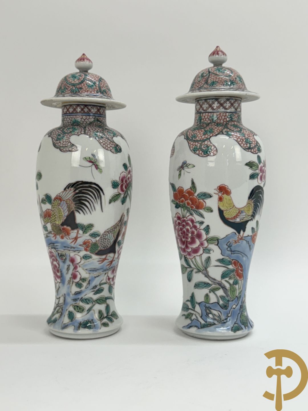 Paar Chinese porseleinen dekselvazen met bloemen- en  hanendecor + Chinese blauw/witte porseleinen gemberpot