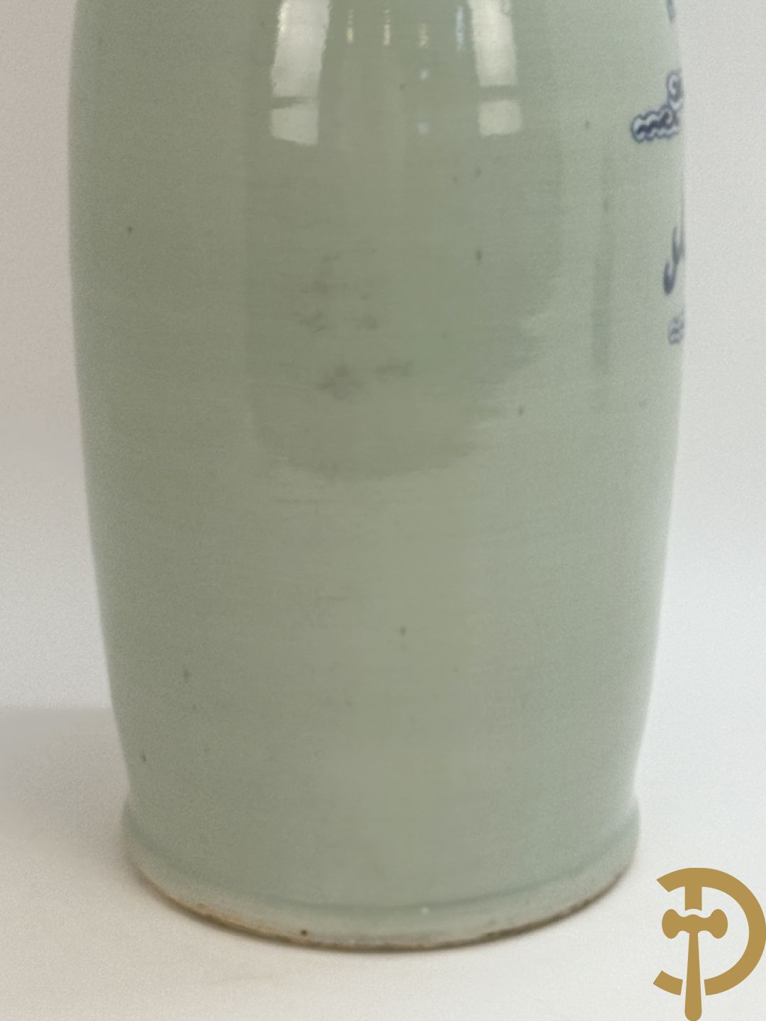 Chinese porseleinen celadon vaas met blauw/wit decor van fo honden