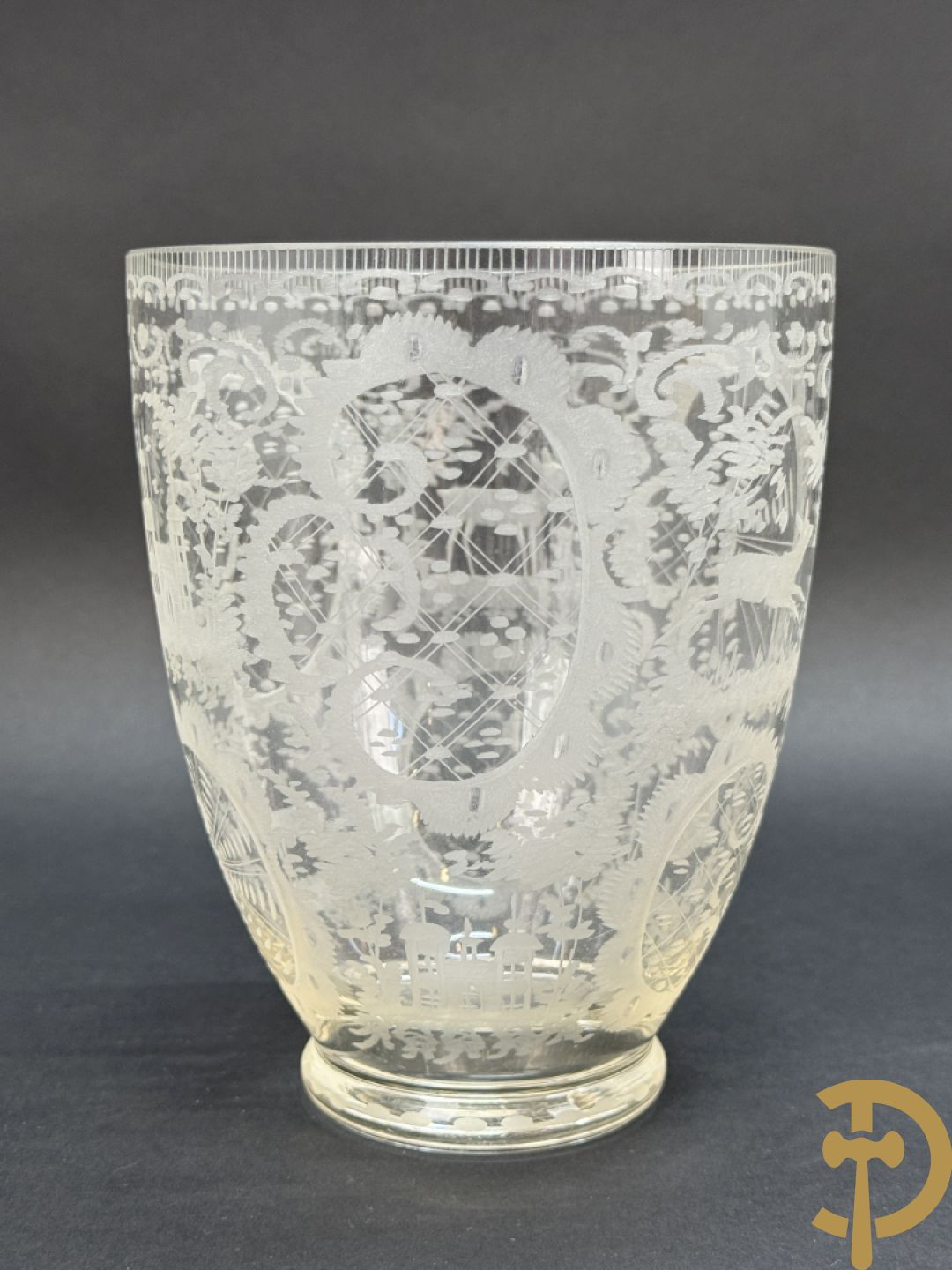 Handgeslepen flessenhouder met dubbel decor van wapenschild en geëtst bloemendecor, gedateerd 1751 + schenkkan met zilveren tuit + 2 coupes + pique fleur + veldfles
