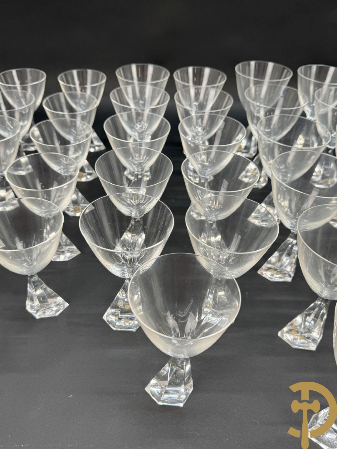 Kristallen glasservies Peill, bestaande uit 11 rode wijnglazen, 11 witte wijnglazen, 12 waterglazen en 11 champagne glazen