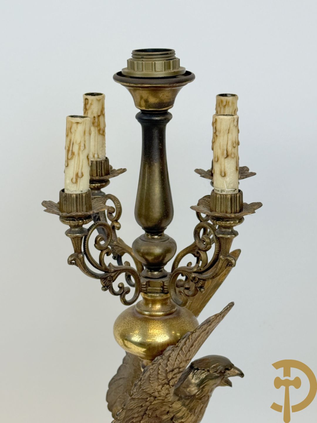 Paar vintage lampadaires met adelaar, bovenaan bekroond met 4 kaarsenhouders en lichtpunt