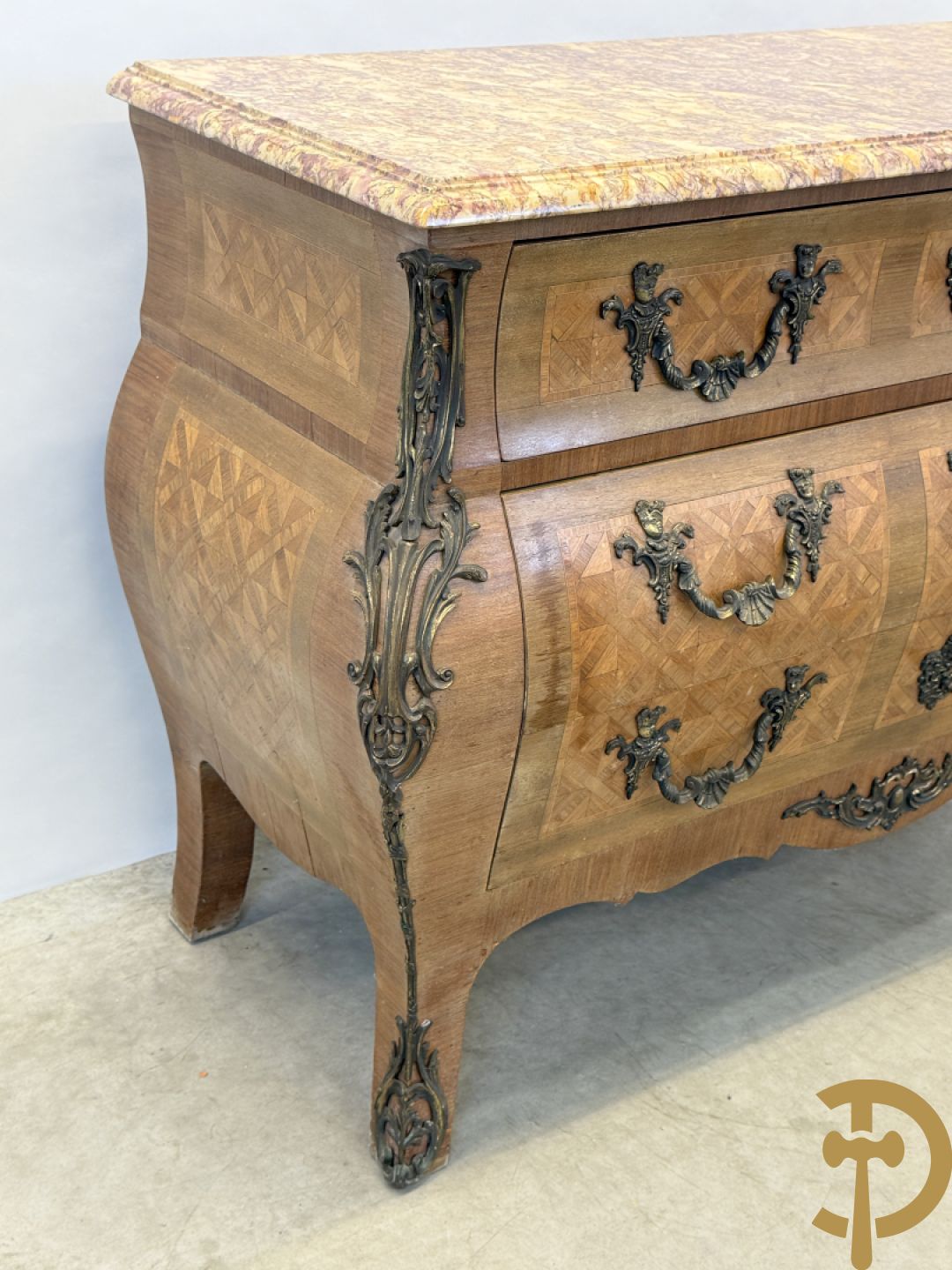 Notelaren gemarketteerde en gegalbeerde drieladencommode bezet met bronsbeslag en geaderd marmeren blad