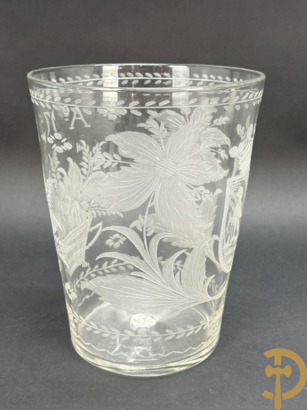 Handgeslepen flessenhouder met dubbel decor van wapenschild en geëtst bloemendecor, gedateerd 1751 + schenkkan met zilveren tuit + 2 coupes + pique fleur + veldfles