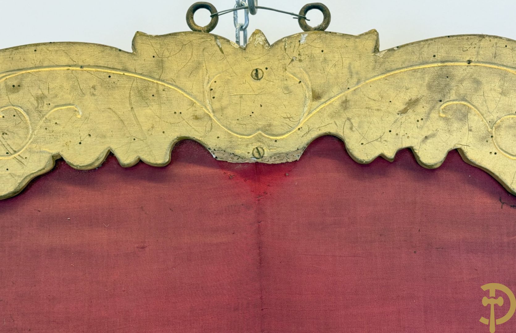Processiebannier met bordeaux vaandel bezet met goudbrocaat van accanthusranken, Wortegem 1878, centraal handbeschilderd medaillon met voorstelling van Franciscus Xaverius - gehouden door verguld houtgesculpteerd ornament