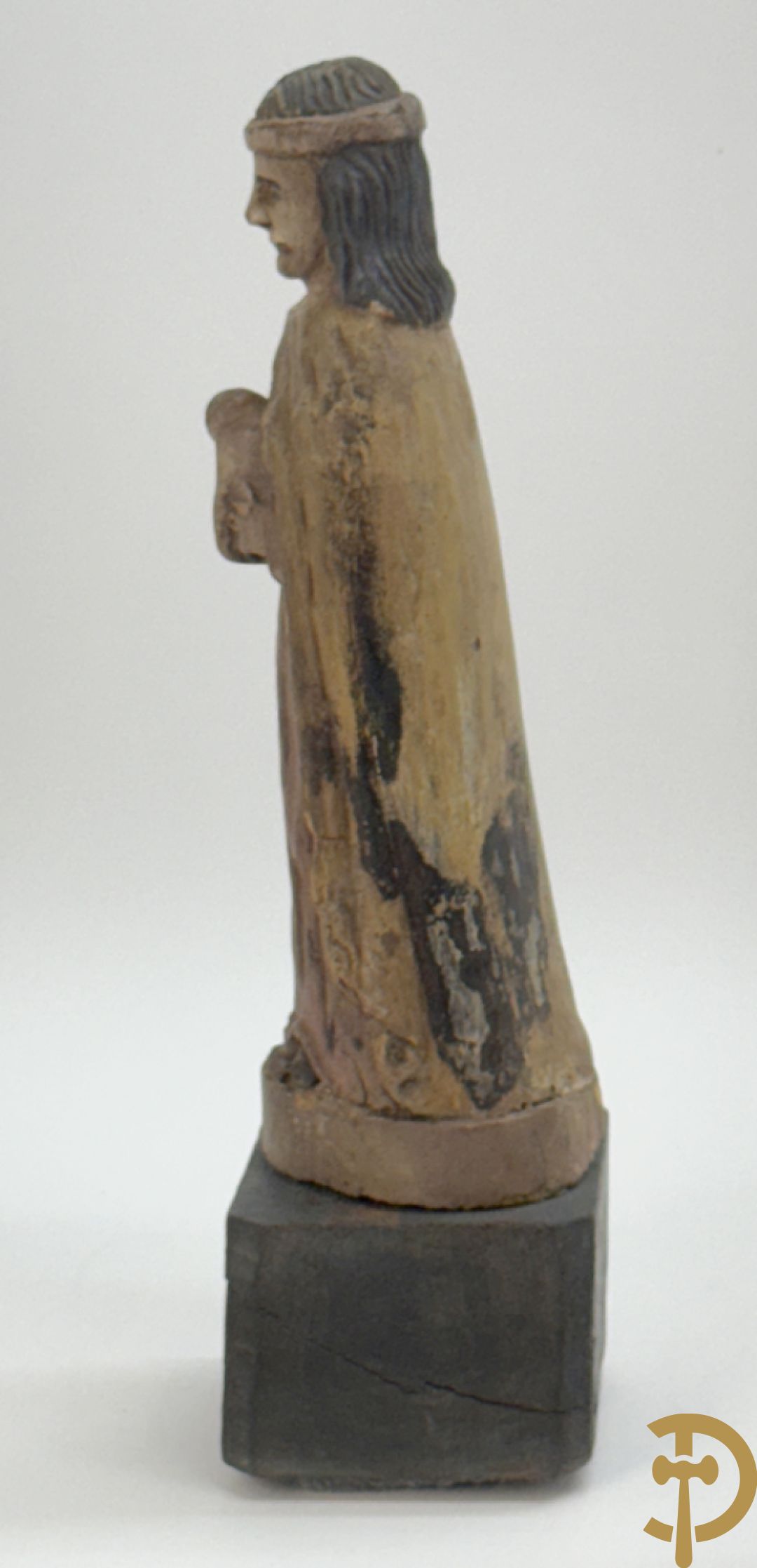 Volkse houtsculptuur van Heilige figuur met lam