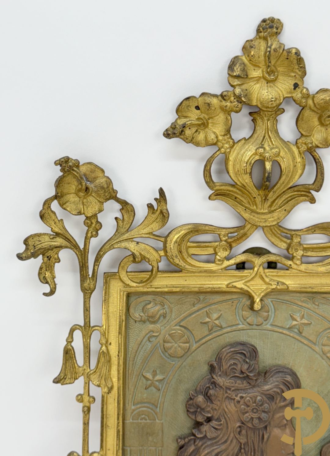 Paar vuurvergulde bronzen basreliefs met elegante dames en Jugendstil motieven