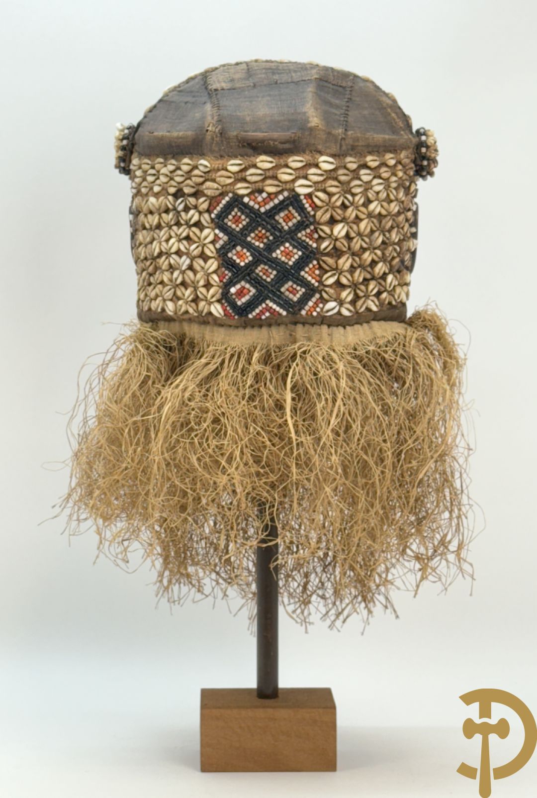 Afrikaans masker met symbolische beschildering, kralen en raffia