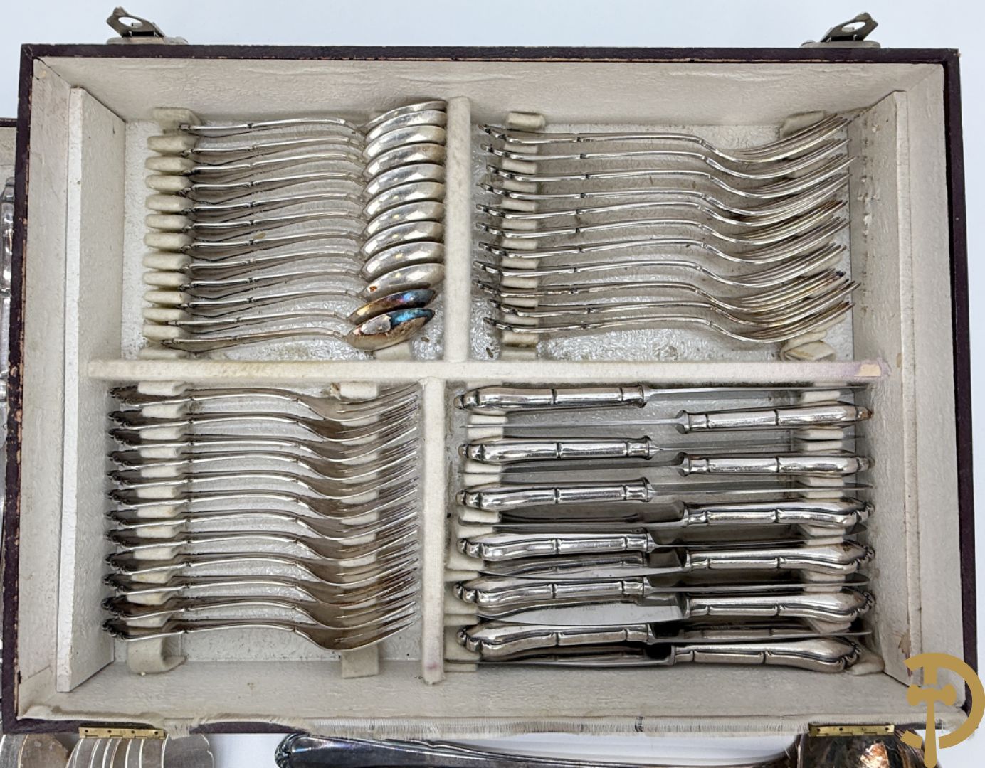 Verzilverd Louis XV bestek bestaande uit 12 lepels, 11 vorken, 12 messen, 12 dessertlepels, 11 dessertvorken, 12 dessertmessen, 12 koffielepels, 12 kleine vorken, 12 visvorken, 12 vismessen en 6 losse stukken