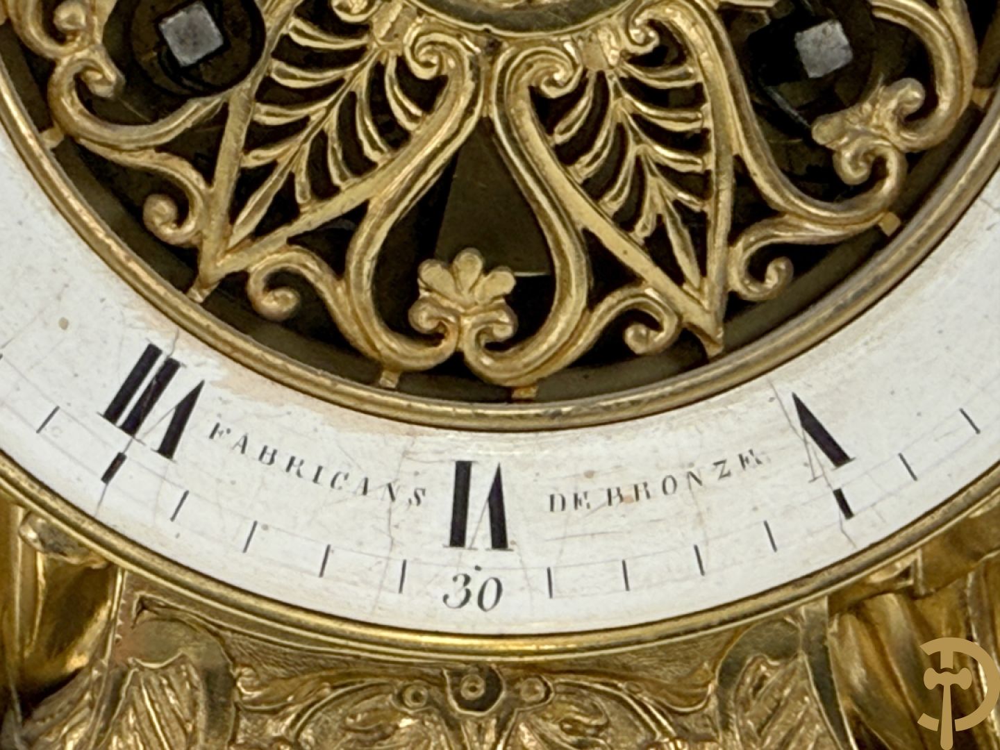 Vuurvergulde Franse bronzen Empire stijl pendule, harpvormige horloge met gevleugelde Griekse mythologische figuur, Erso die zijn lier bespeelt - Deniere et E. Mattelin, Fabricants de Bronze