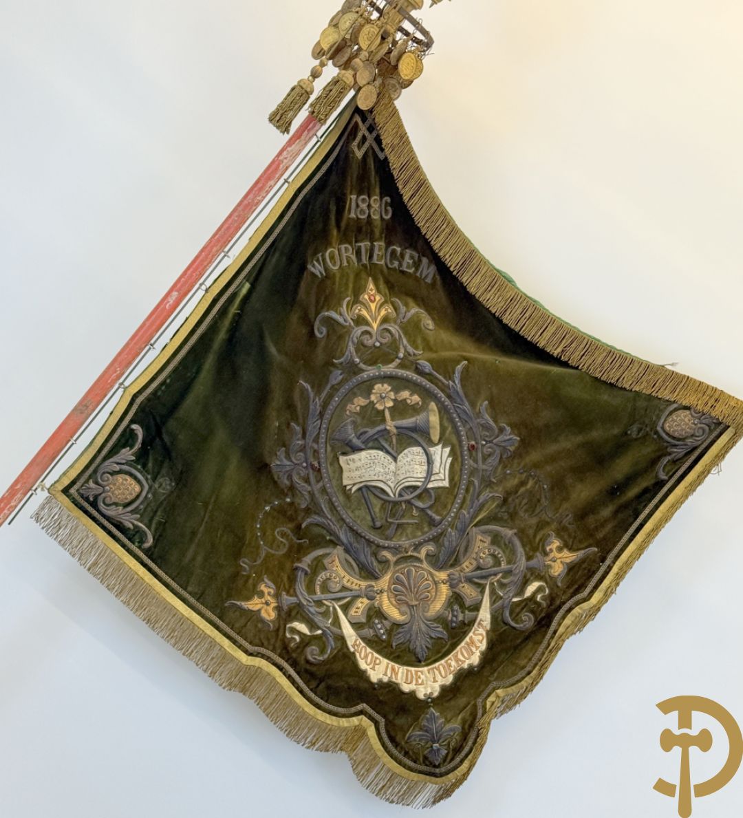 Vaandel van de muziekharmonie met goudbrocaat 