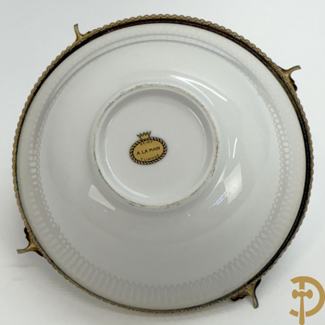 Mooi lot Limoges porselein bestaande uit grote en kleine Medici vaas met bloemendecor, 3 cache pots, bord, 2 coupes, Tas en schoteltje (9 stuks in totaal)
