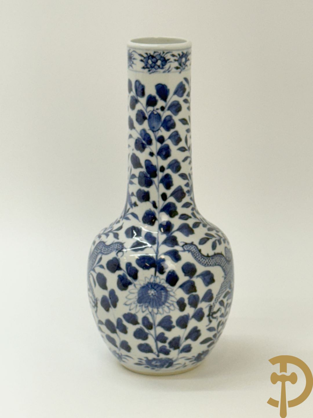 Chinees porseleinen kalebasvormig vaasje blauw/wit met bloemen en drakendecor, onderaan gemerkt