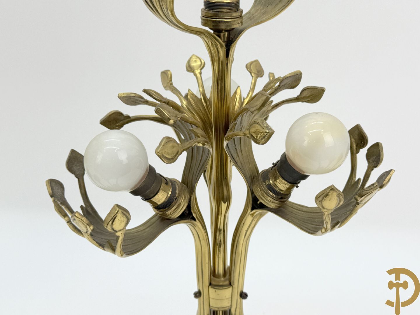 Paar koperen vierarmige lampen met gestyleerde bloemen-en plantenmotieven, Jugendstil
