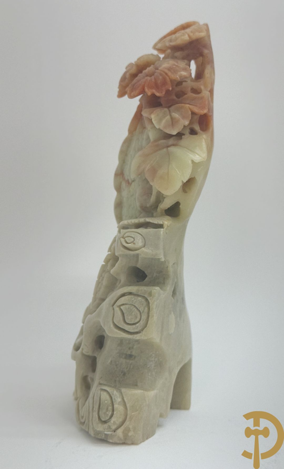 Zwart/witte nefriet sculptuur van geisha in gebergte + speksteensculptuur met bloemen + zittende boedha in nefriet + 9 kleine sculpturen in jadeiet