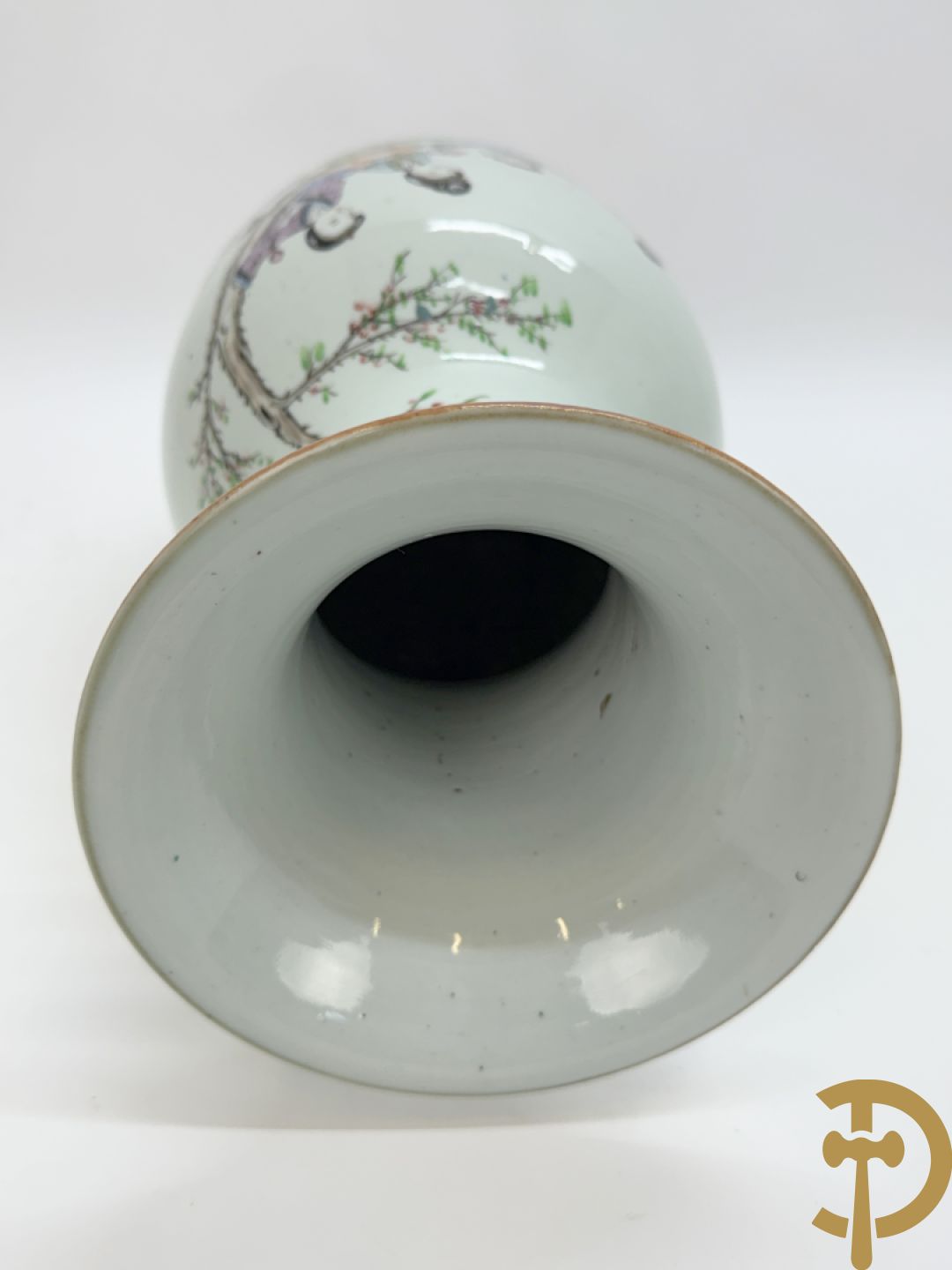 Chinese porseleinen vaas met decor van dames in landschap