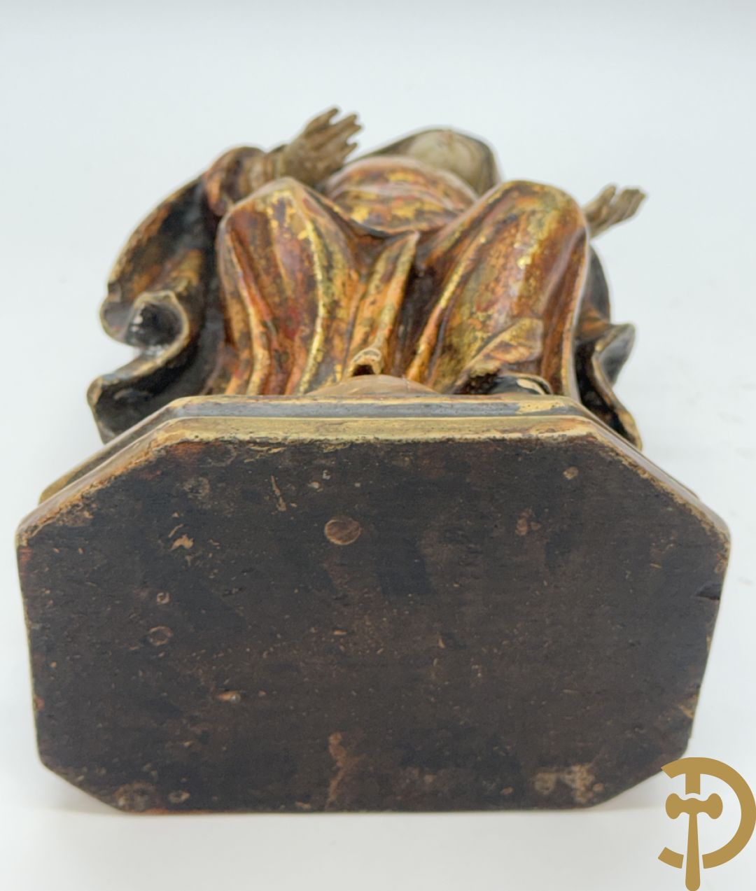 Gepolychromeerde houtsculptuur van zittende dame