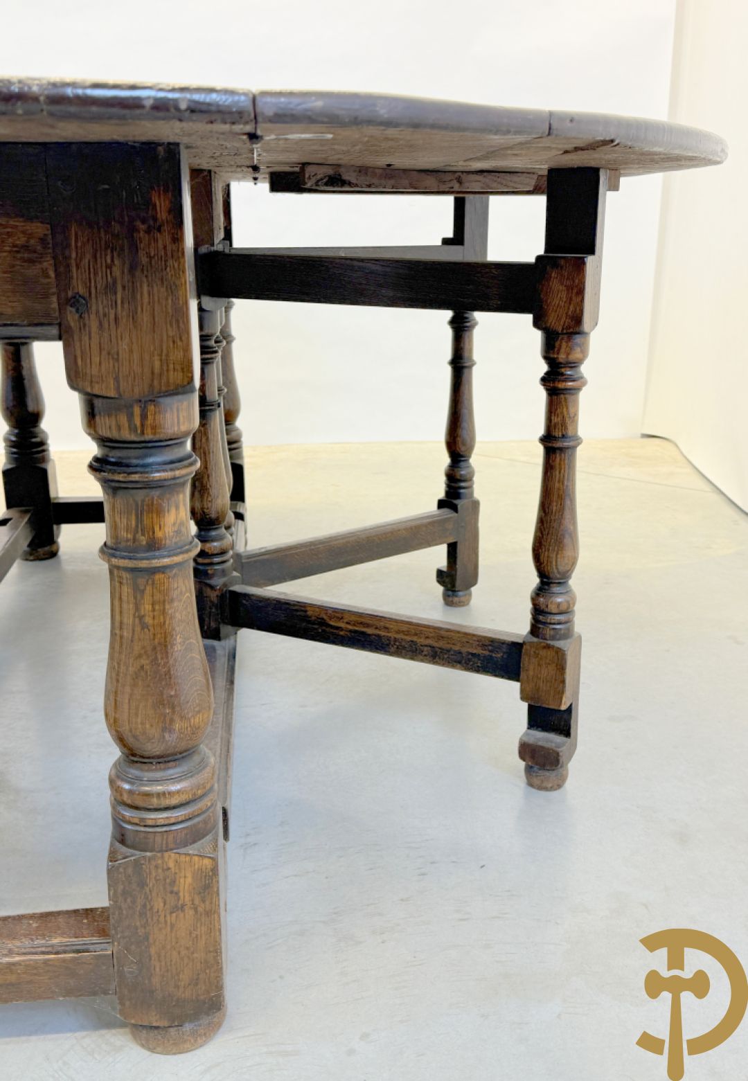 Grote massief eiken openklapbare gatelegg tafel + 6 Engelse eiken stoelen met lederen zitting