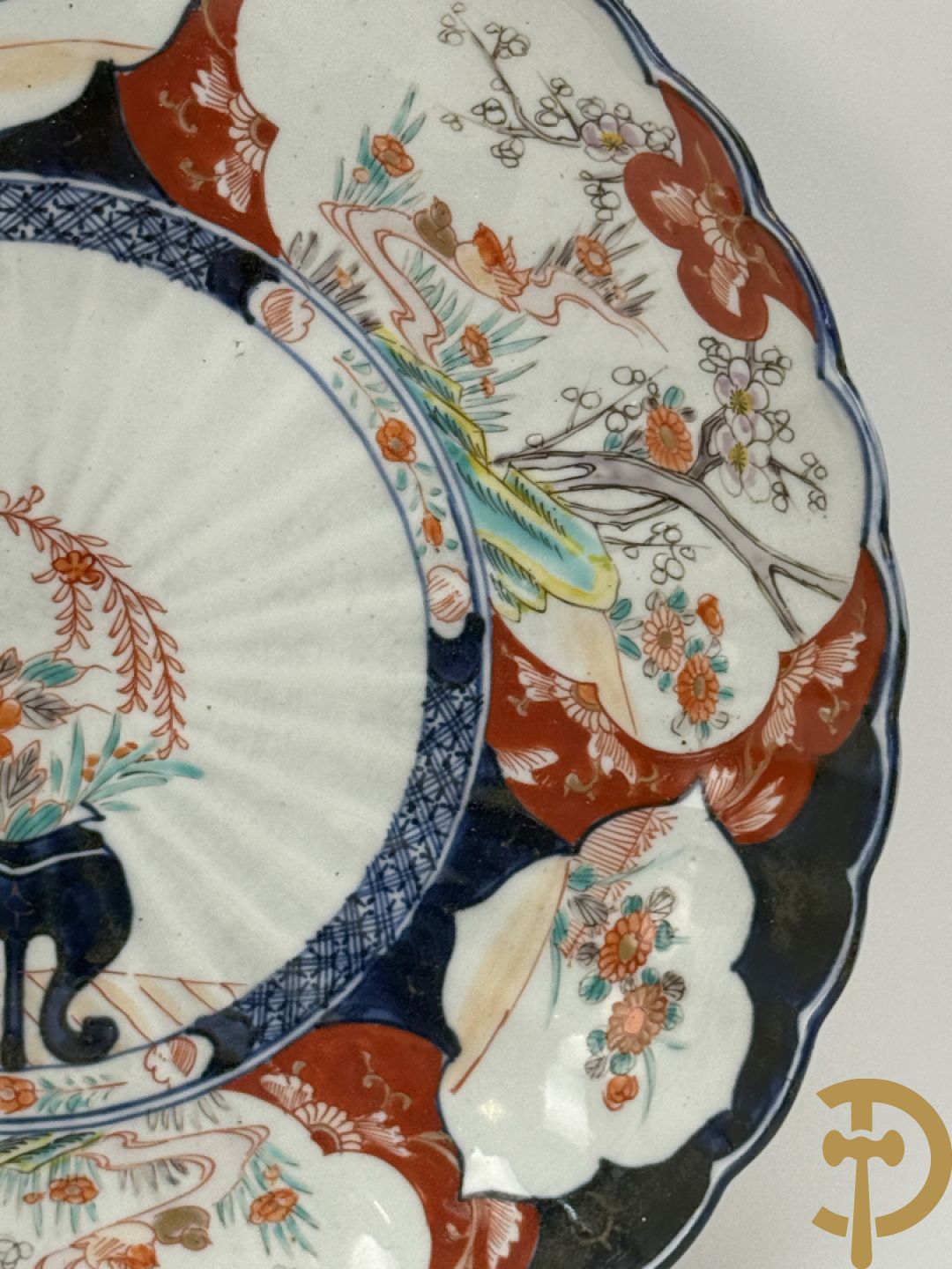 Twee porseleinen Imari schotels