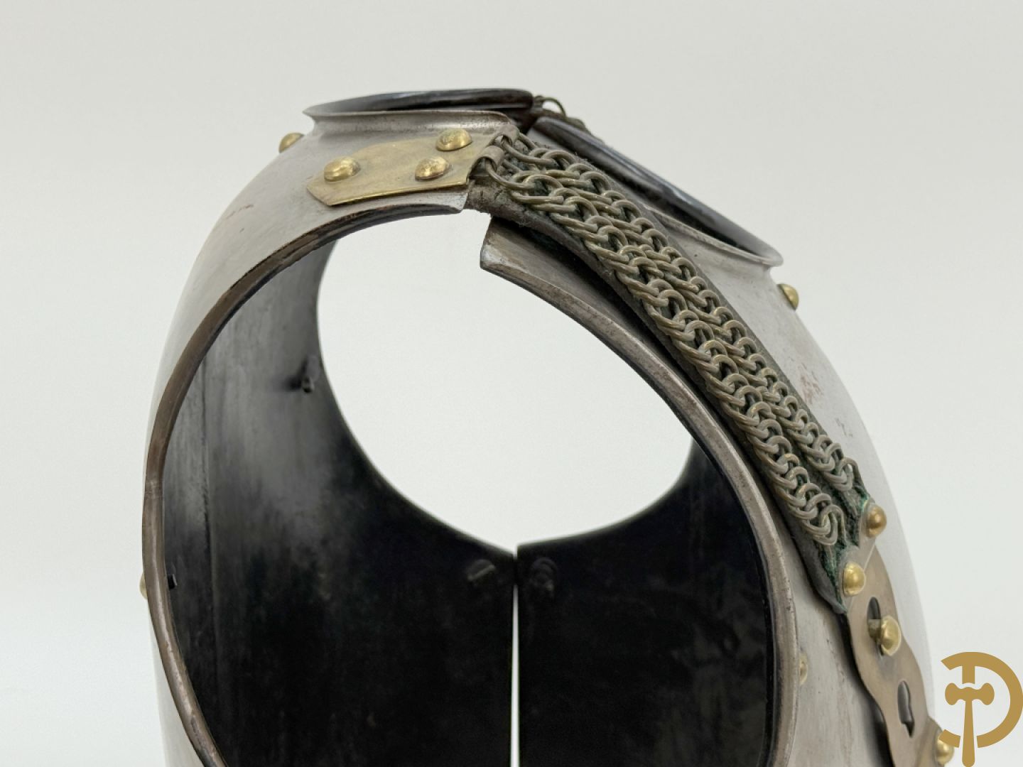 Frans metalen borststuk/ kuras voor de cavalerie met lederen riem en koperen stukken, Manufacture de Klingenthal 1828, 19e