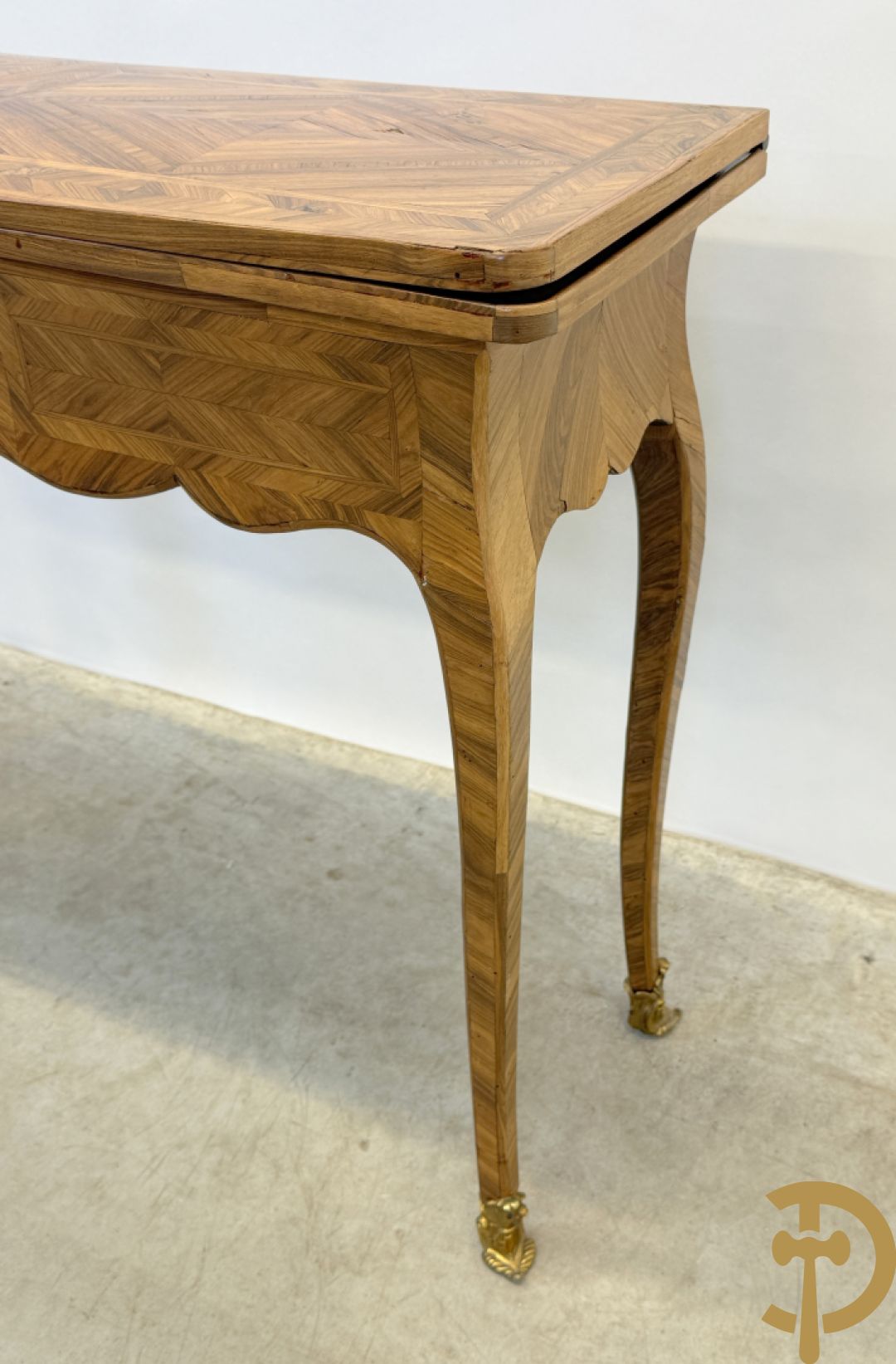 Gemarketteerd openklapbaar/kantelbare speeltafel op bronzen sabots