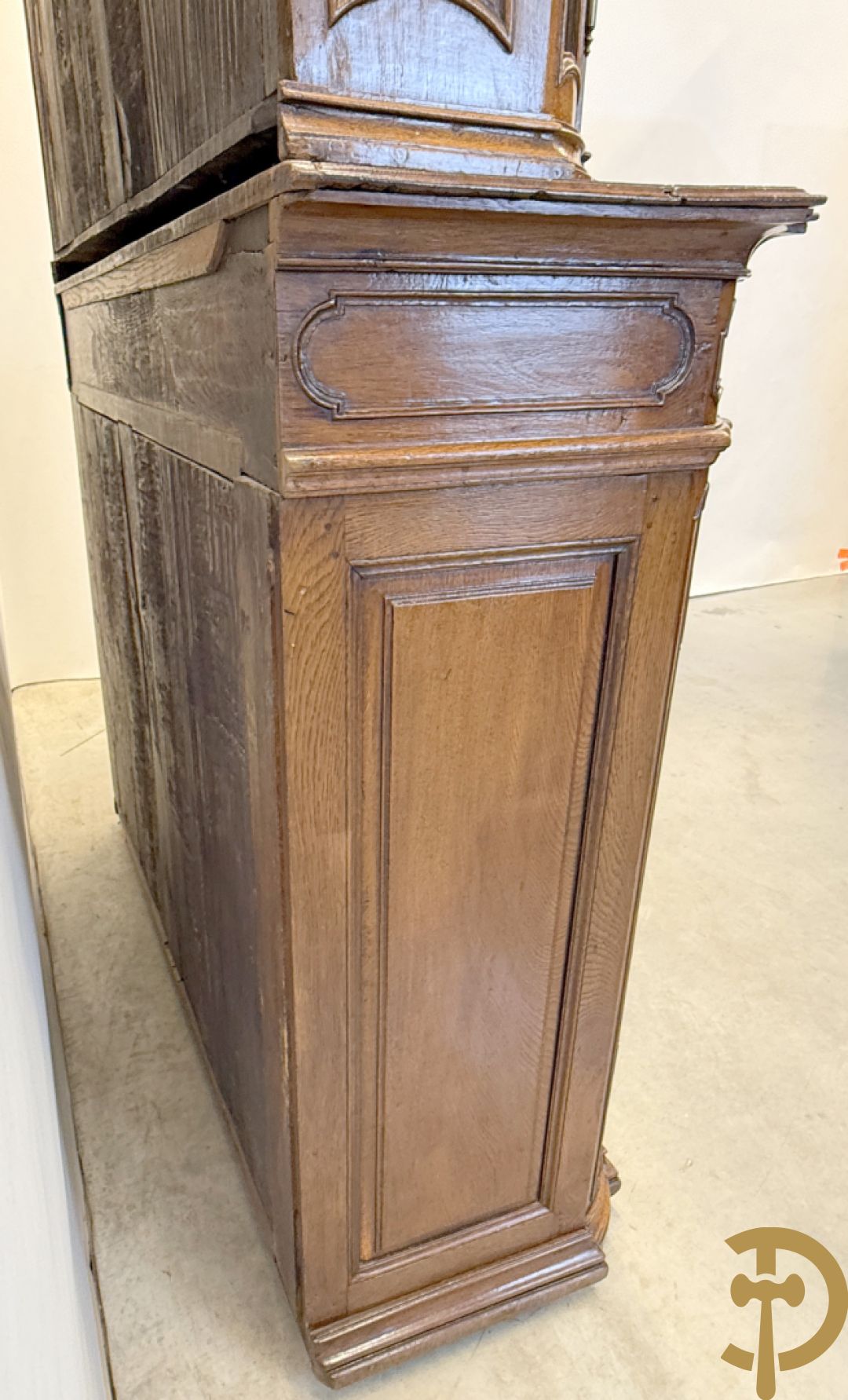 Massief eiken Luikse vitrinekast, boven met 2 beglaasde deuren en gebogen kop, Louis XV stijl, 18e