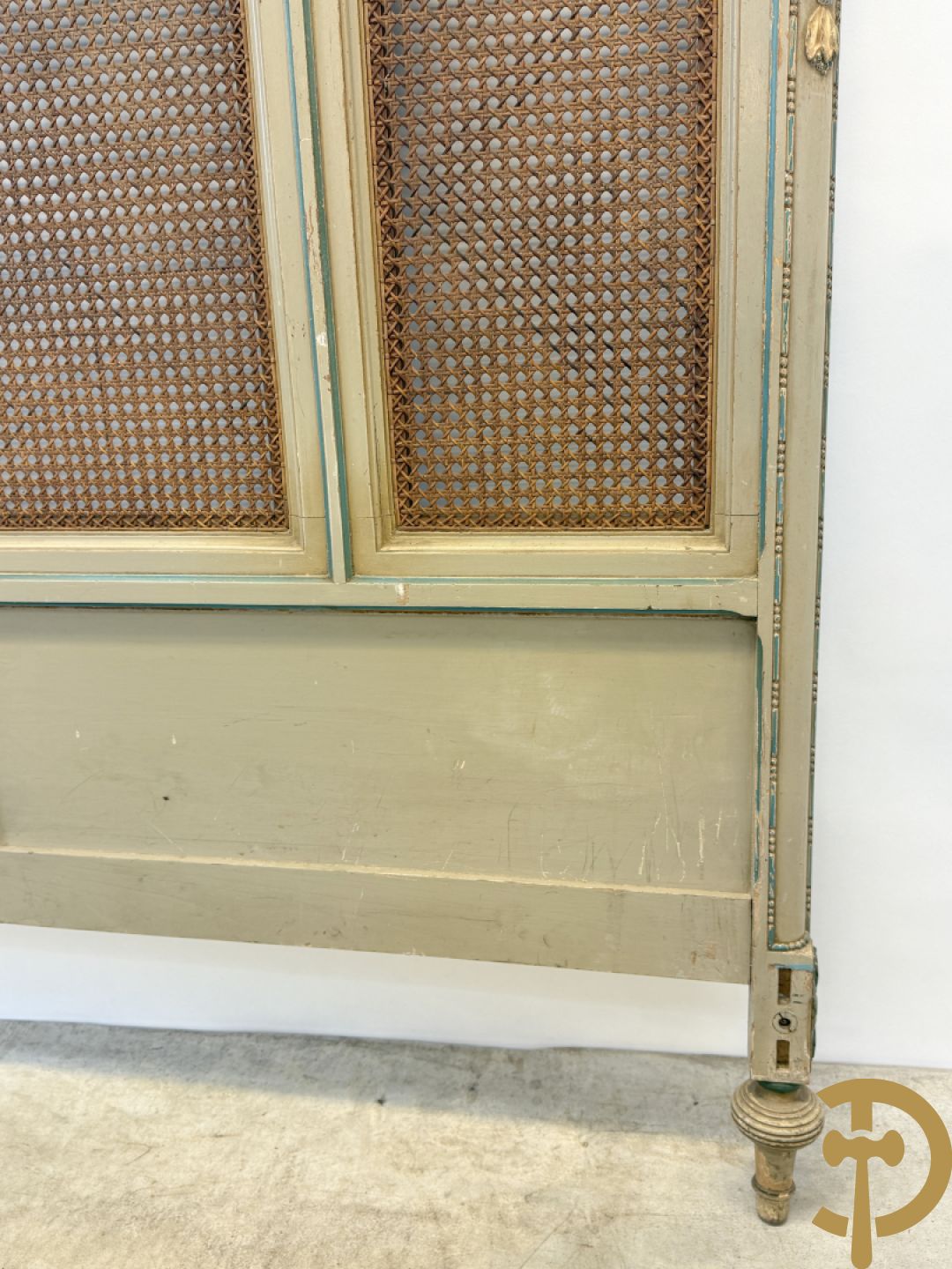 Gepatineerd Louis XVI bed met cannage en guirlandes + 2 muurconsoles met cannage en marmeren blad