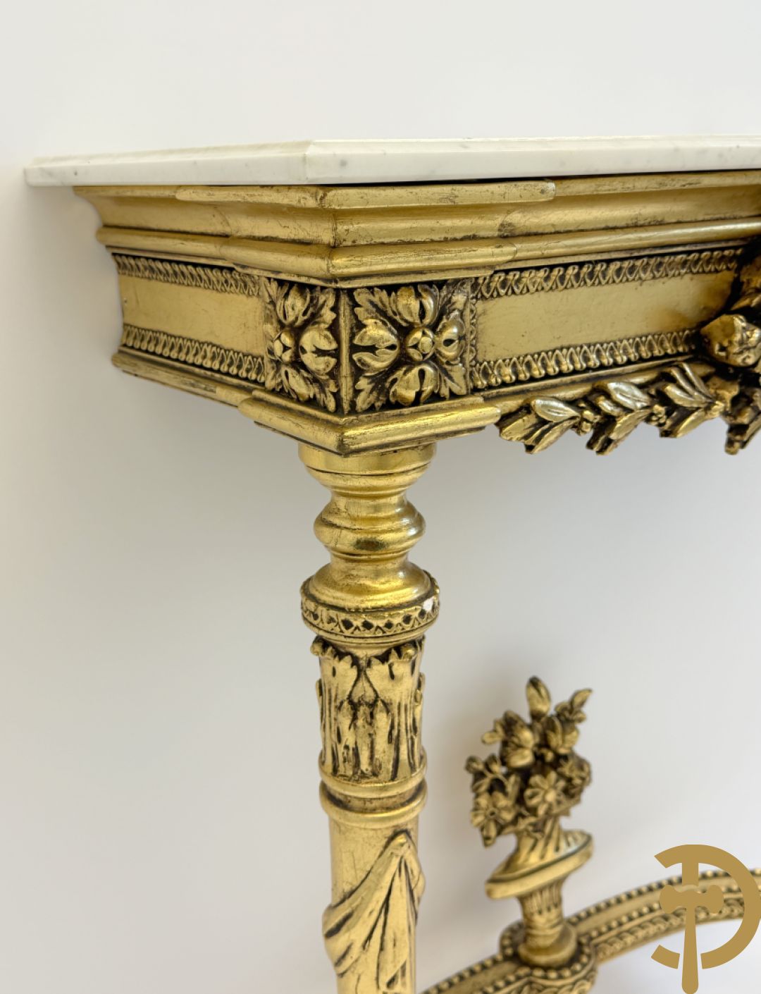 Vergulde console met Louis XVI motieven en amfoor  + vergulde spiegel met Louis XVI motieven