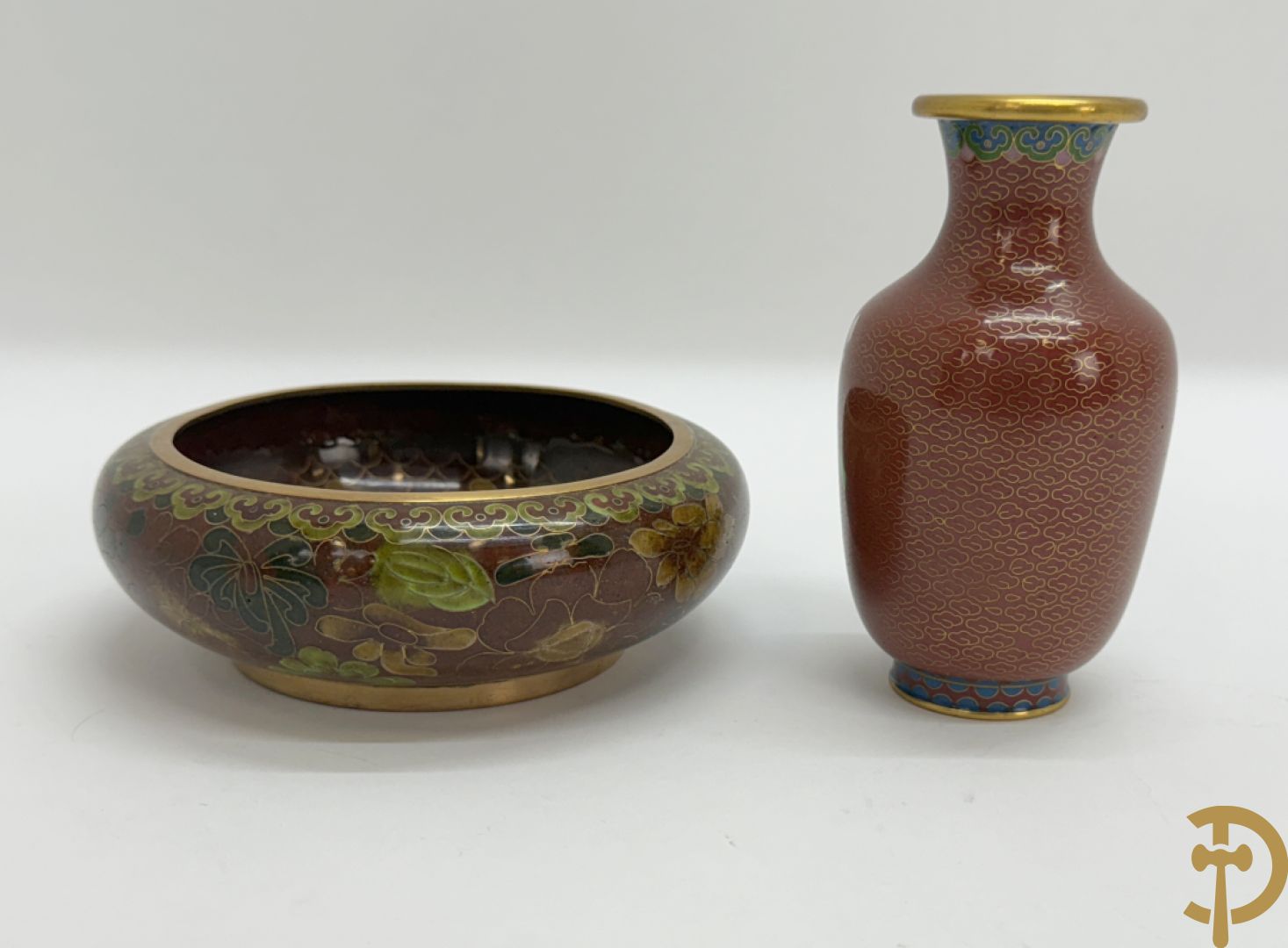 Acht stuks cloisoné w.o. paar dekselpotiches met bloemendecor, 4 vaasjes, coupe en vogel