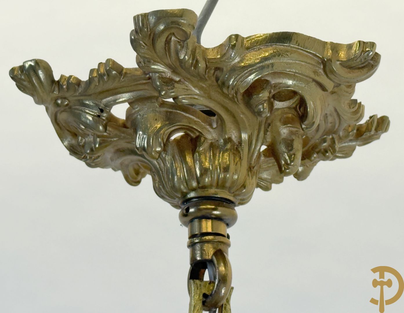 Vijfarmige luchter bezet met roosjes, Louis XV stijl bezet met accanthusranken