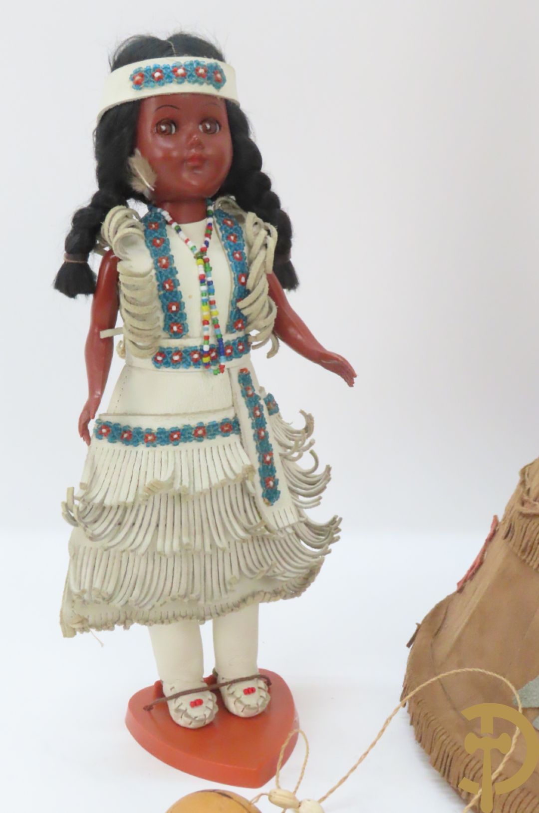 Speelgoed wigwam bezet in leder met 2 Native American figuurtjes, Carlson