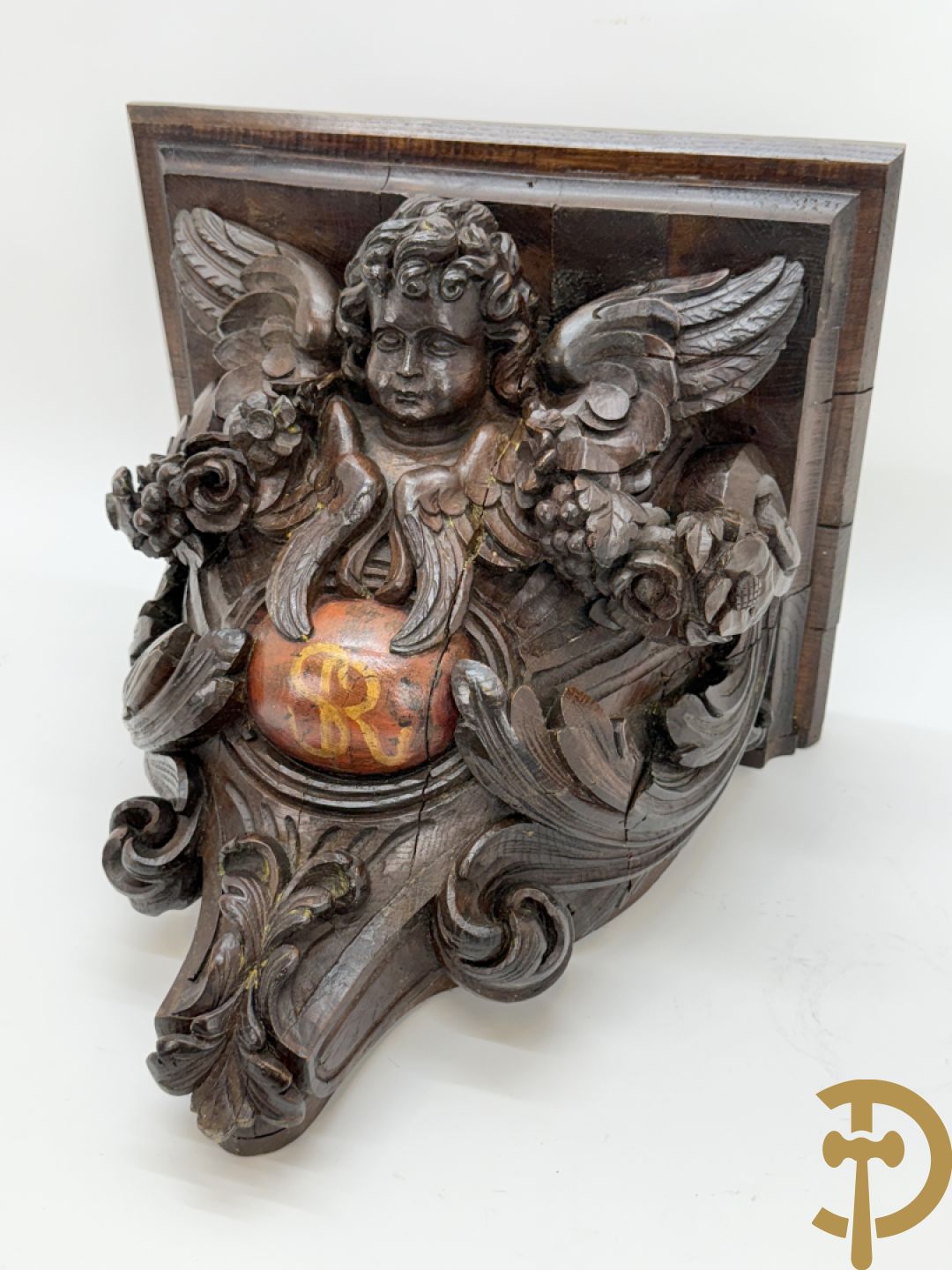 Houtgesculpteerde konische muurconsole met cupido en bloemenranken