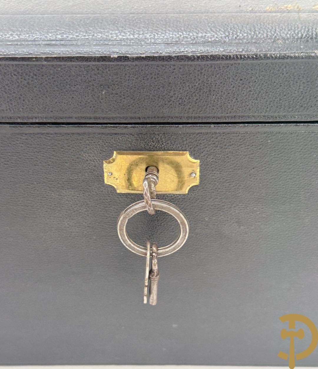 Massief zilveren bestek gedecoreerd met bladranken  in mooie koffer met leder bekleed, gemerkt HS (Henri Soufflot) - 19e 
12 vorken, 12 lepels, 12 messen, 12 dessertvorken, 12 dessertlepels, 12 dessertmessen, 12 koffielepels en 15 grote stukken, met initialen HM