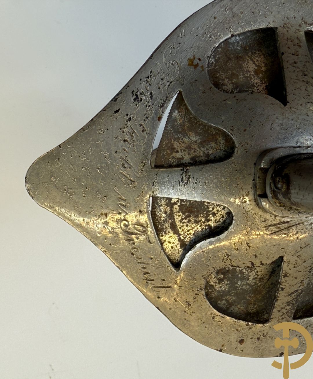 Duitse epee met gegraveerd handvat in schede