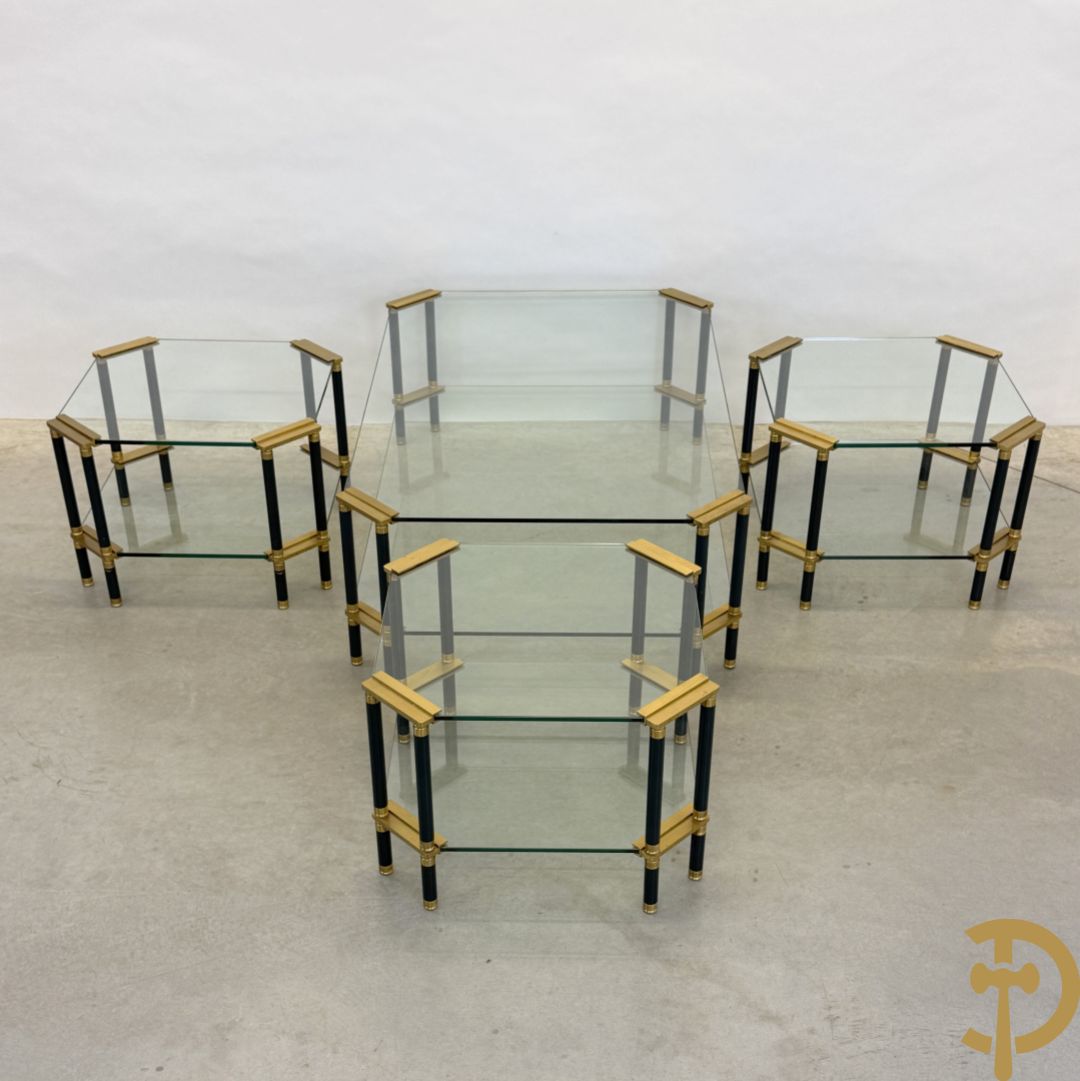 Vintage salontafel met glas en koperafwerking + 3 bijhorende vintage bijzettafels