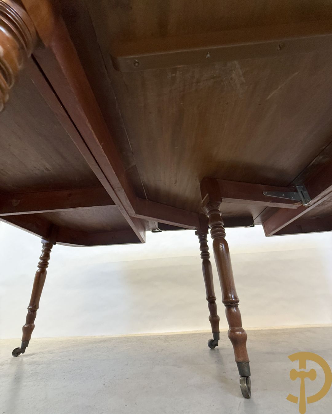 Engelse mahoniehouten tafel op 8 ballusterpoten (met 2 verlengstukken)