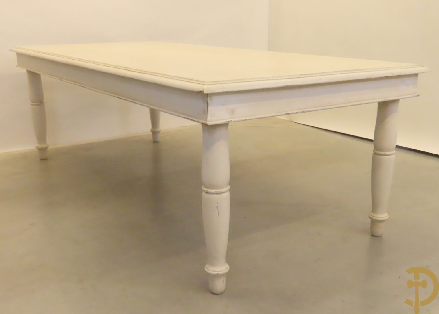 Wit geceruseerde rechthoekige tafel op ballusterpoten + 6 wit gecapitoneerde armstoelen