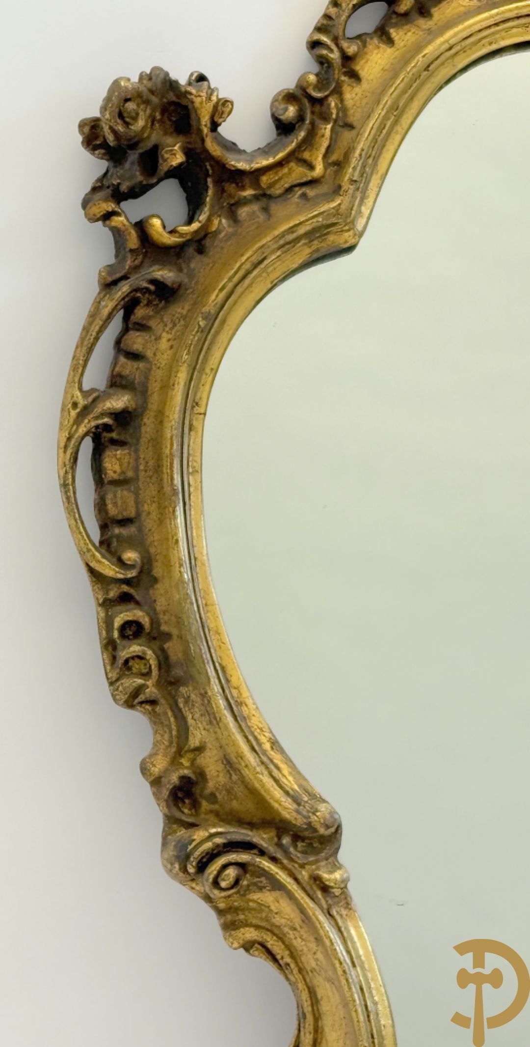 Vergulde spiegel met rocailles en bloemenmotieven, Louis XV stijl