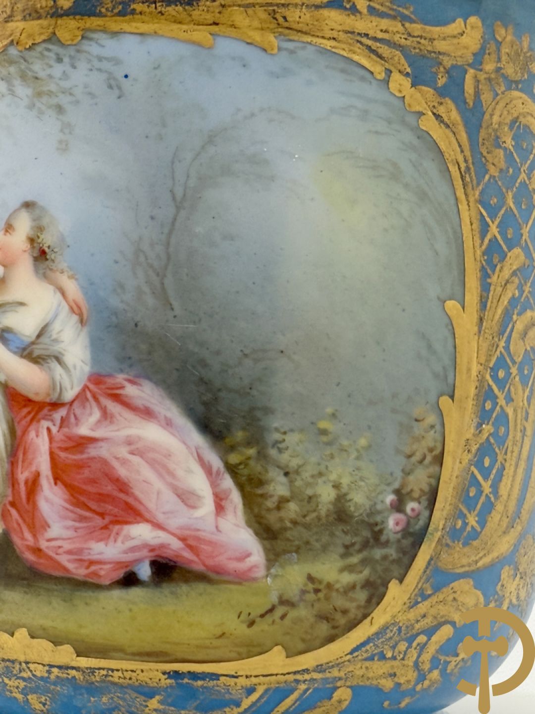 Sèvres cachepot met dubbel decor van handbeschilderde romantische dames en bloemendecor + cachepot in Frans porselein met bloemendecor gevat in bronzen houder + Limoges medici vaas met zwanehalzen