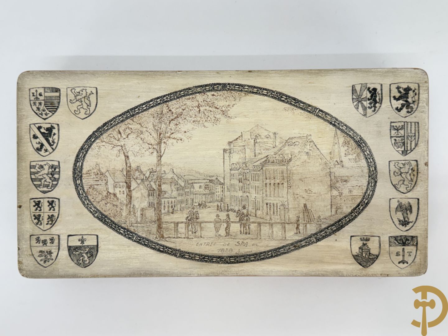 Handbeschilderde tekening op doos omringd met wapenschilden 