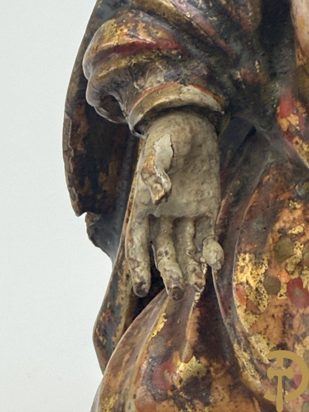 Gepolychromeerde houtsculptuur van zittende dame