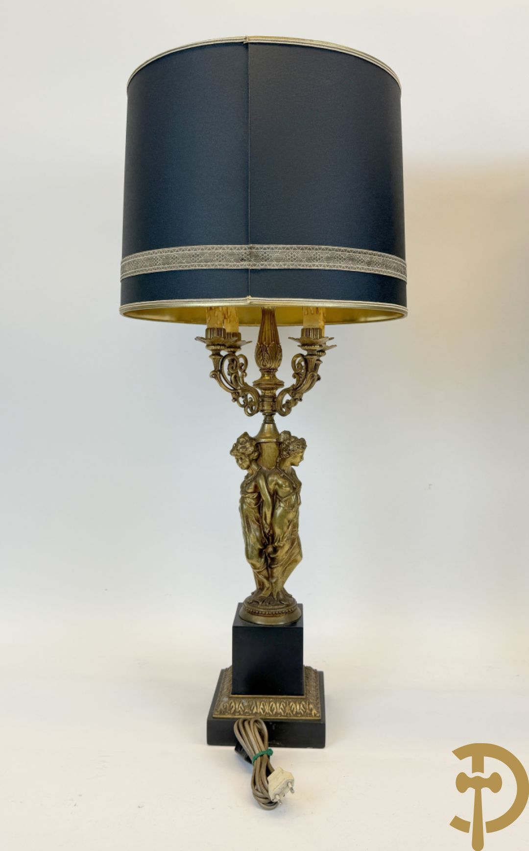 Paar vintage lampadaires met 3 karyathiden, bovenaan met 4 kaarsen en een lichtpunt, Deknudt