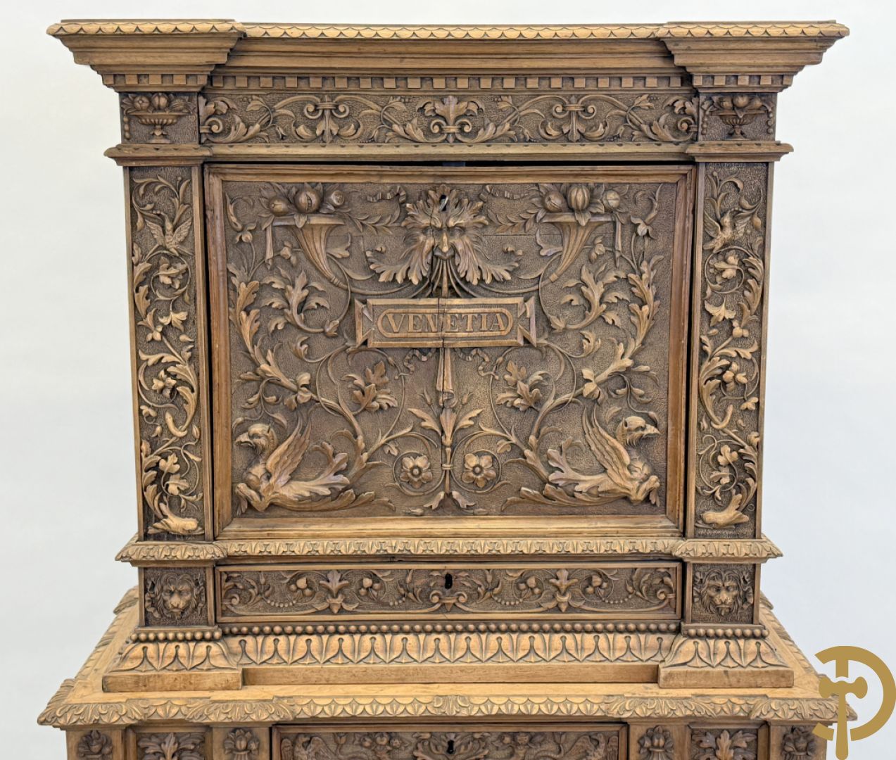 Italiaanse handgesculpteerde Neo Renaissance credance, bovenaan met klep en onderaan met lade - sculptuur van dieren en accanthusranken, gemerkt Venetia