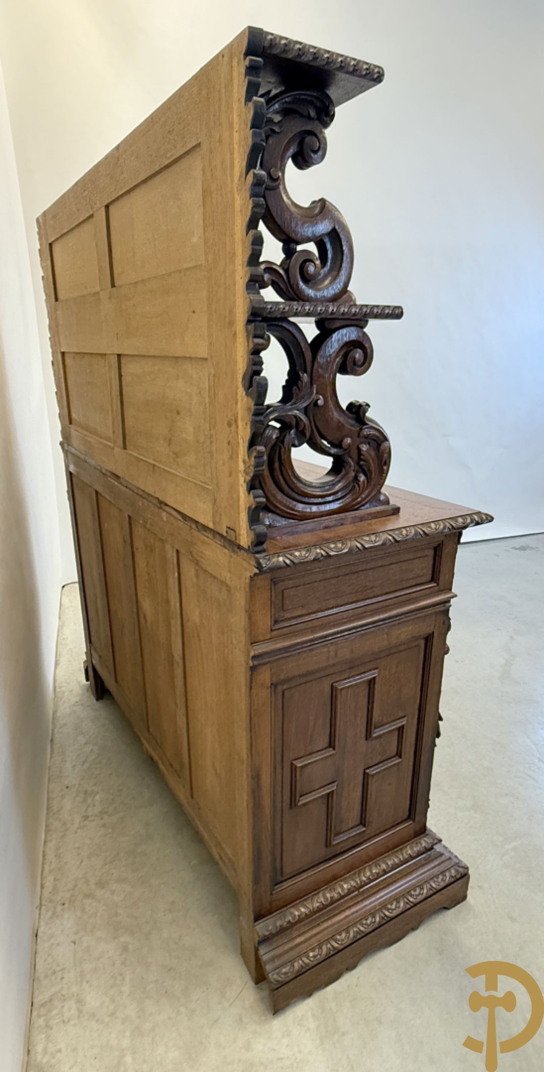 Massief eiken Neo Renaissance vaiselier met sculptuur van fruit en accanthusranken, 19e