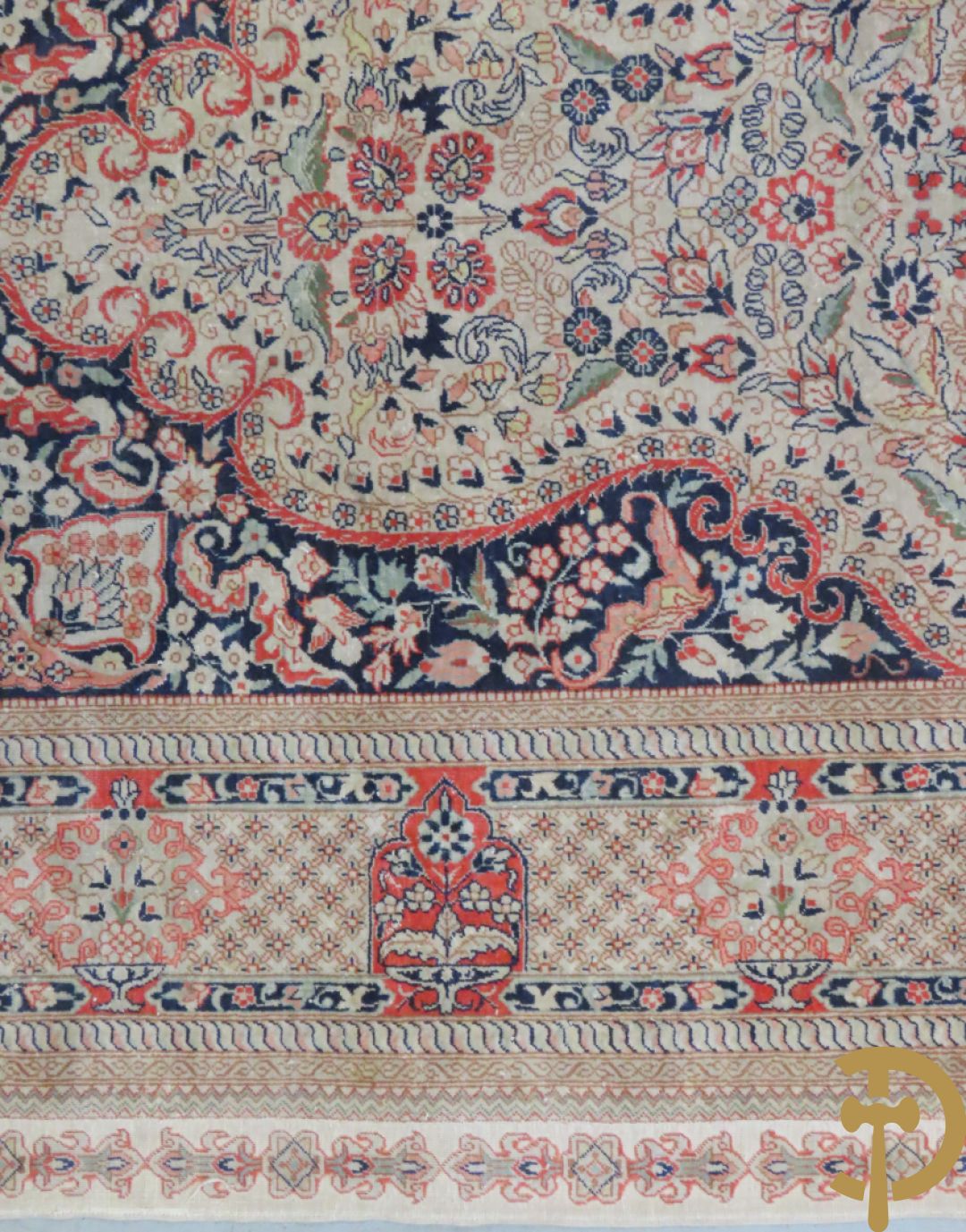 Zijden handgeknoopt tapijt met amfoor en bloemendecor
