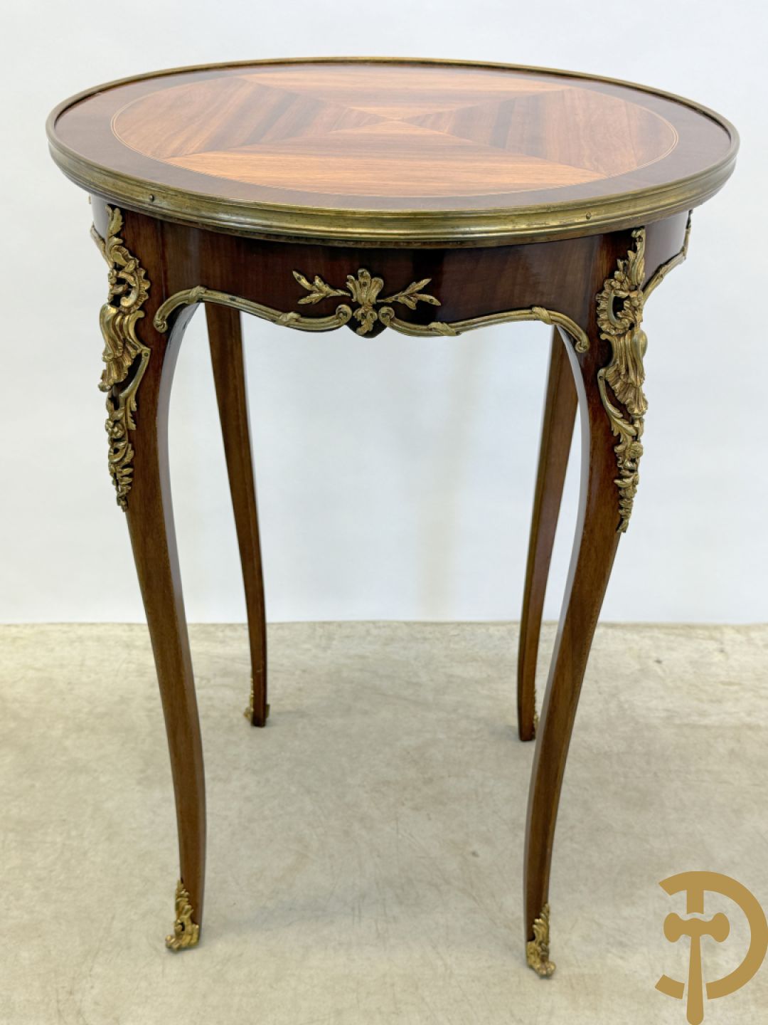 Mahoniehouten ronde bijzettafel met Louis XV bronsbeslag op 4 voluutvormige poten